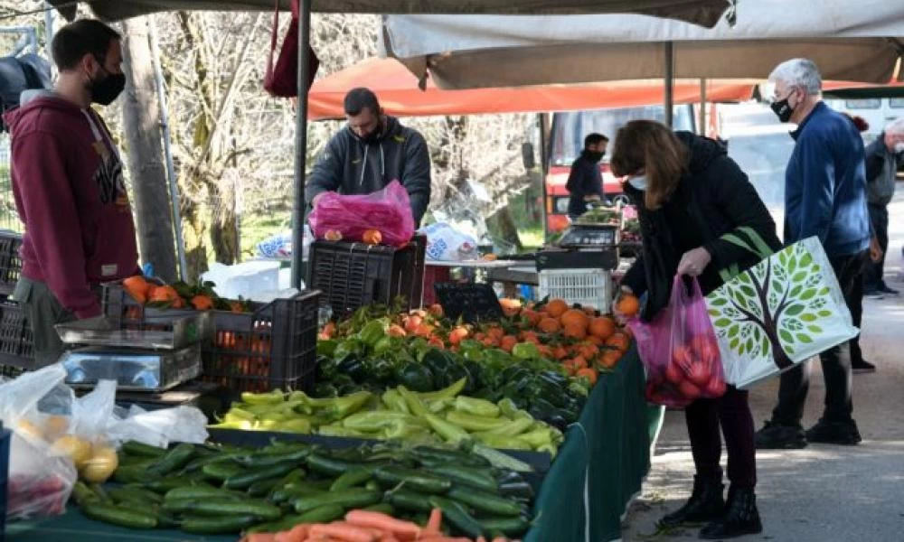 Καταργείται η υποχρεωτική απόσταση των 5 μέτρων στις λαϊκές αγορές